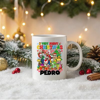 Caneca branca com ilustração natalícia colorida e nome Pedro, em cenário de neve com luzes e decorações de Natal.