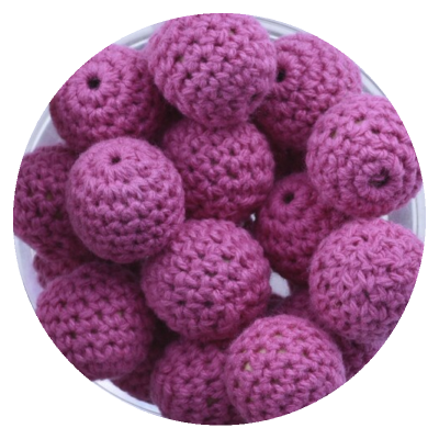 Esferas tricotadas rosa dentro de recipiente transparente