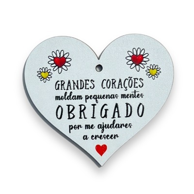 Placa em forma de coração branco com texto e ilustrações de flores e corações