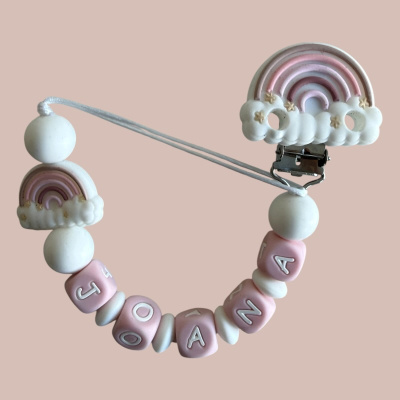 Porta-chupetas de silicone rosa e branco com letras e arco-íris