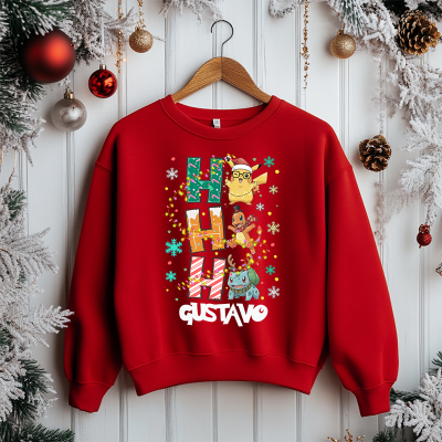 Camisola vermelha de manga comprida com personagens de desenho animado e texto colorido, pendurada num cabide em ambiente de Natal