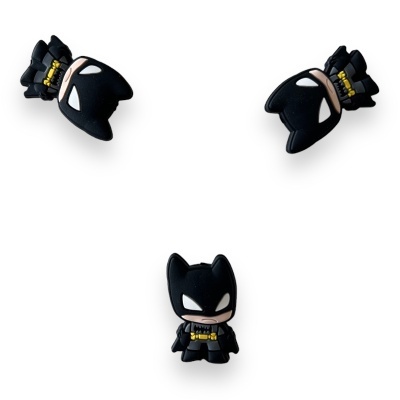 Três figuras de Batman em plástico sobre fundo branco