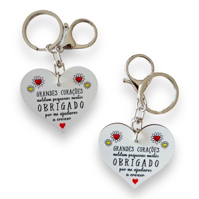 Duas peças de porta-chaves de coração prateado com texto e flores coloridas