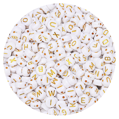 Contas redondas brancas com letras douradas para bijuteria.