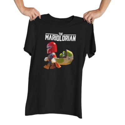 T-shirt preta com estampa THE MARIOLORIAN com personagem e boneco verde