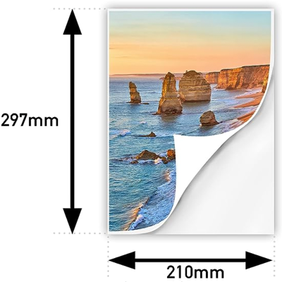 Papel A4 com impressão de paisagem costeira e canto dobrado