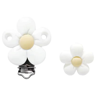 Dois acessórios florais brancos com centro amarelo claro e clipe metálico