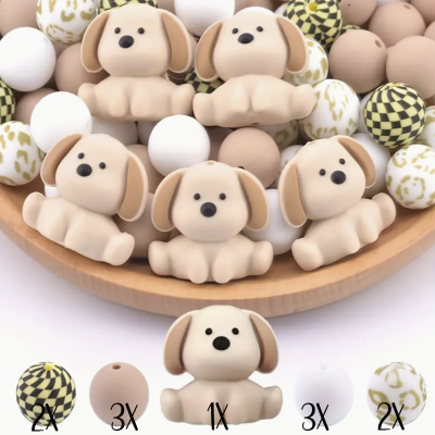 Contas de silicone com forma de cão e contas coloridas numa tigela de madeira