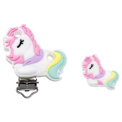 Dois acessórios em forma de unicórnio coloridos em silicone, um com clip metálico
