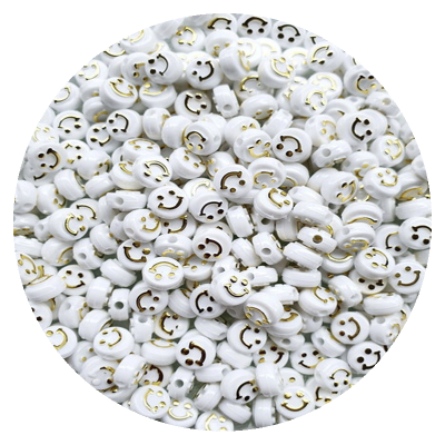 Contas brancas com carinhas sorridentes douradas, brilhantes e redondas