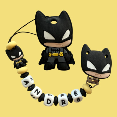Acessório com personagem Batman em borracha e contas a formar o nome André