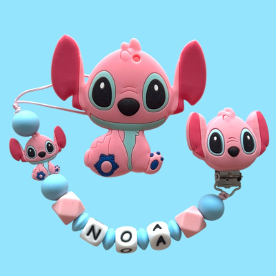 Brinquedo rosa silicone personagem com orelhas e contas formando palavra NOA