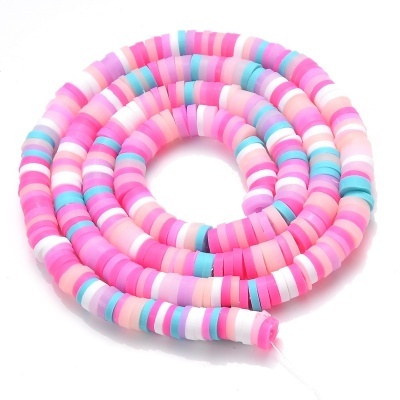 Cordão de contas planas coloridas enrolado em fundo branco