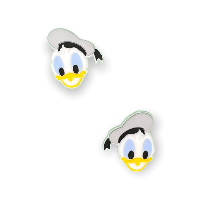 Brincos do Pato Donald com chapéu branco e detalhes amarelos e pretos