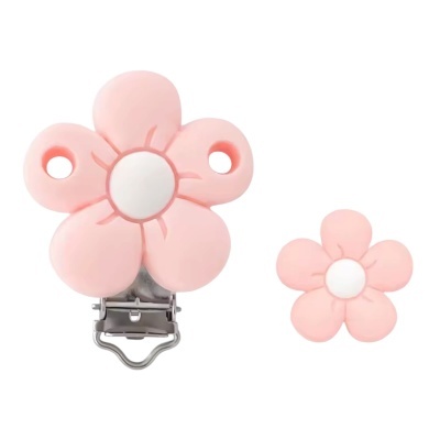 Duas flores cor-de-rosa com centro branco, uma com clip metálico e outra pequena