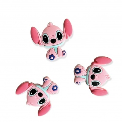 Três figuras cor-de-rosa de personagens animados em fundo branco