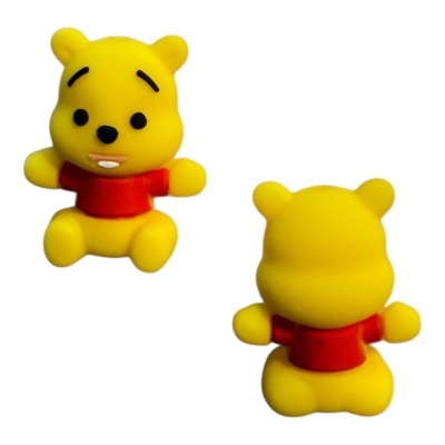 Boneco amarelo com camisola vermelha visto de frente e de costas