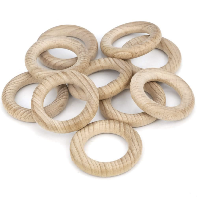 Conjunto de argolas de madeira clara sobre fundo branco