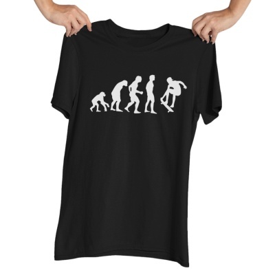 T-shirt preta com estampa branca de evolução do macaco ao humano a fazer skate