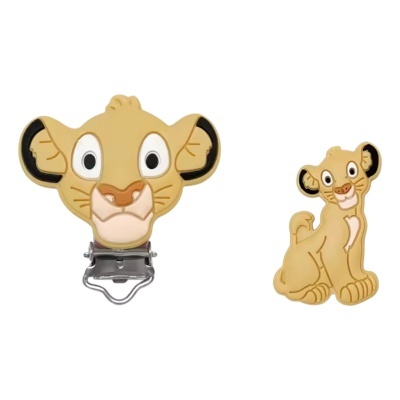 Acessórios infantis com design do personagem Simba do filme O Rei Leão em plástico colorido.