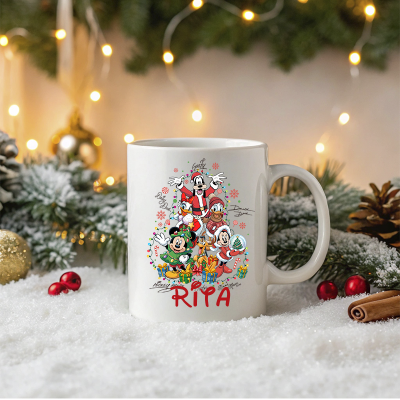 Caneca branca com personagens Disney em tema de Natal e texto RIPA