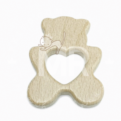 Brinquedo de madeira em forma de ursinho com recorte de coração