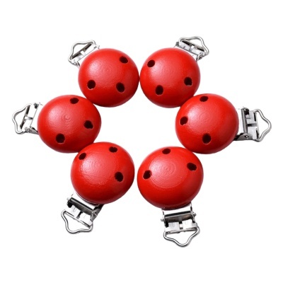 Seis prendedeiras redondas vermelhas com pintas pretas e clips metálicos.
