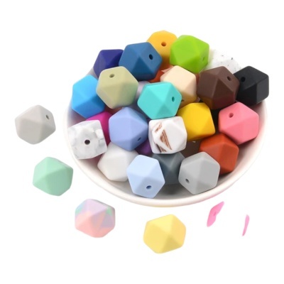 Vários painéis poligonais coloridos num recipiente branco