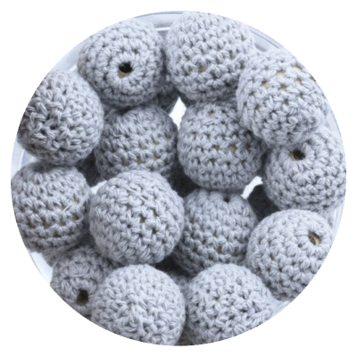 Bolas de croché cinzentas agrupadas em fundo branco