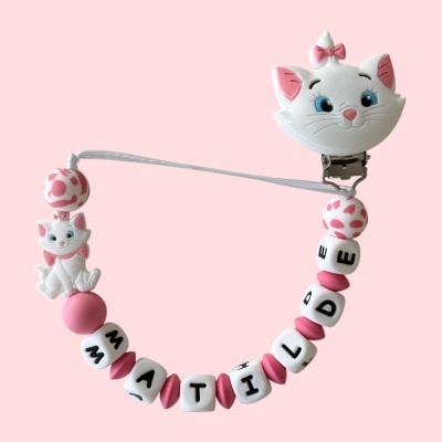 Prendedor para chupeta com letras e figuras de gatos cor-de-rosa e branco