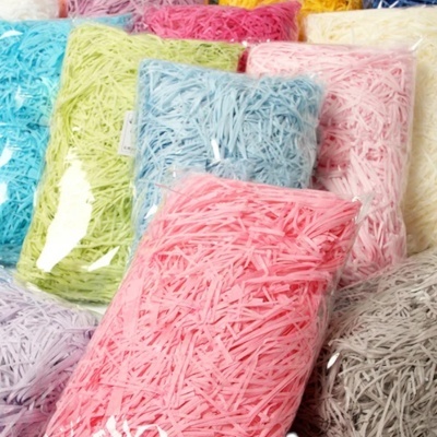 Pacotes de ráfia sintética colorida embalada em plástico transparente