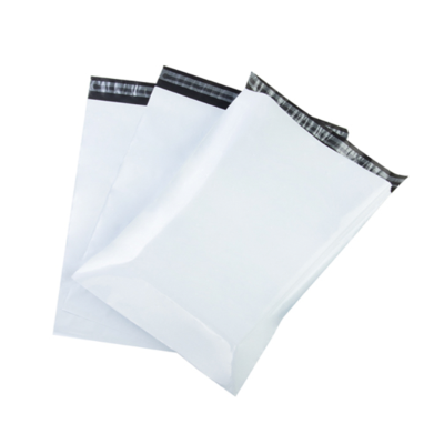 Três envelopes plásticos brancos com fecho adesivo preto