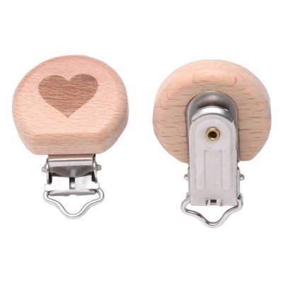 Clips de madeira clara com coração gravado e partes metálicas