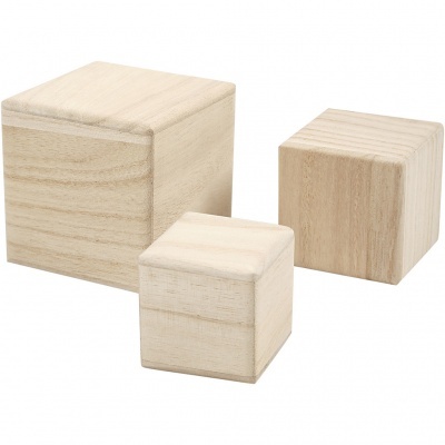 Três caixas quadradas empilháveis de madeira clara