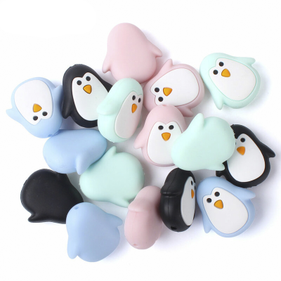 Tampas de silicone coloridas para copos em formas de pinguins e corações