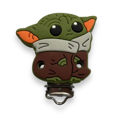 Prendedor decorativo de Grogu em plástico colorido com clipe metálico.