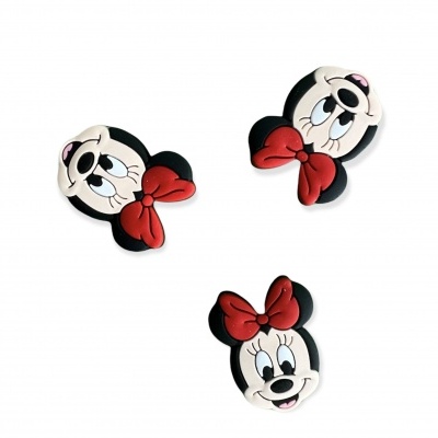 Três emblemas decorativos da personagem Minnie com laço vermelho e orelhas pretas