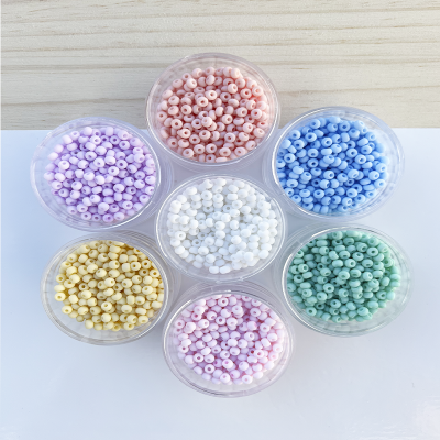 Conjunto de recipientes com contas coloridas de plástico em forma de flor