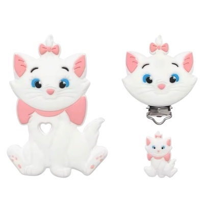 Três figuras de gatos brancos com laços cor-de-rosa e olhos azuis, fundo branco.