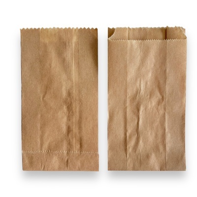 Dois sacos de papel castanho, um fechado e outro aberto, sobre fundo branco