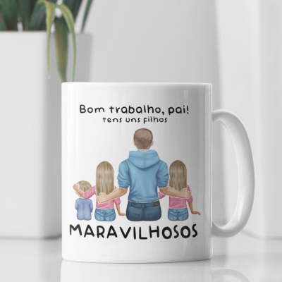 Caneca branca com ilustração de pai com filhos e texto em português.