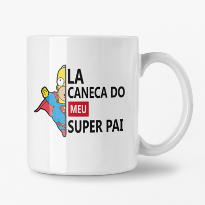 Caneca branca com desenho de personagem de desenho animado vestido de super-herói e texto em português.