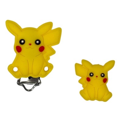 Dois acessórios amarelos com forma de Pikachu, um com clip metálico e outro só em silicone