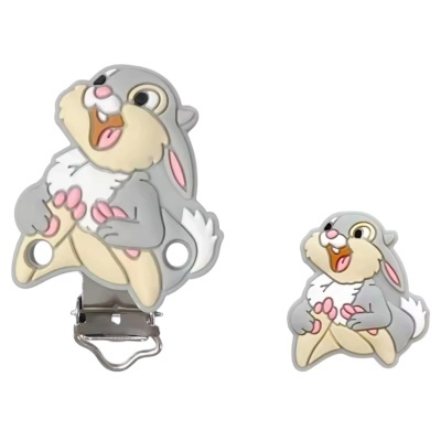 Dois acessórios infantis com personagem de coelho cinzento e bege