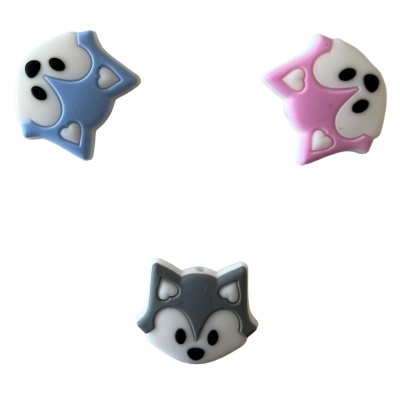 Três peões de sapato em forma de animais coloridos com corações