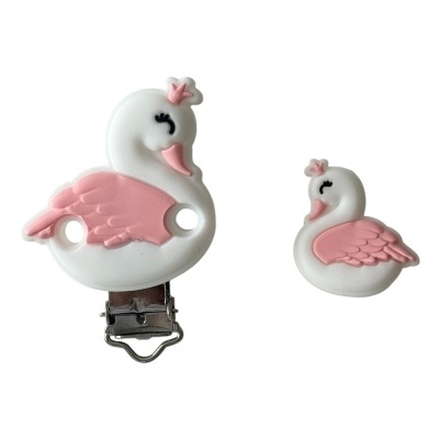 Dois acessórios em forma de cisne branco e rosa, um com clip metálico prateado e outro sem clip