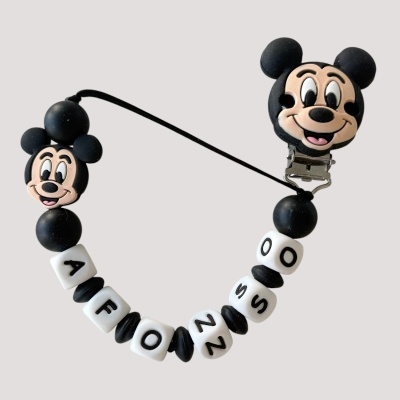 Prendedor de chucha com personagem Mickey Mouse e contas com letras