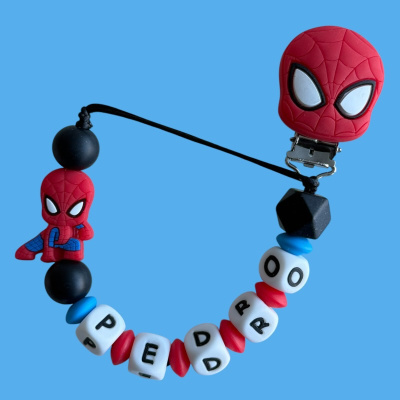 Prendedor de chupeta com tema Homem-Aranha e nome PEDRO em contas coloridas