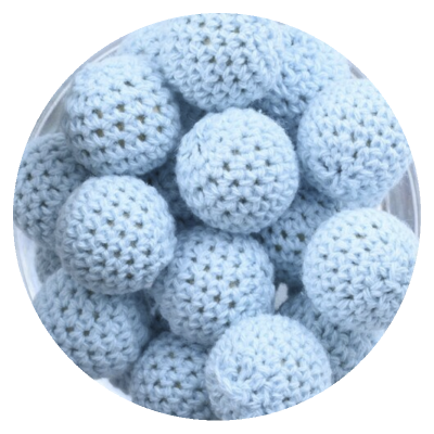 Bolas decorativas azuis de crochê em recipiente transparente