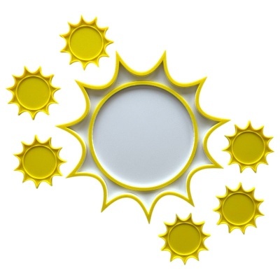 Brinquedo plástico amarelo formato sol sobre fundo branco